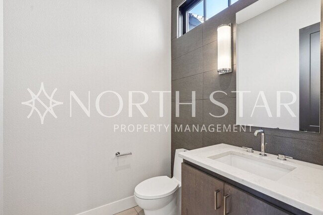 Building Photo - Luxury Living in the Heart of Lake Oswego: Stylish 3-Story Townhouse