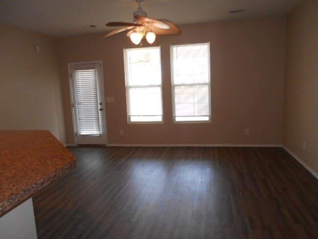 Building Photo - 3 bedroom, 3 bath townhome in Kiskadee Parke