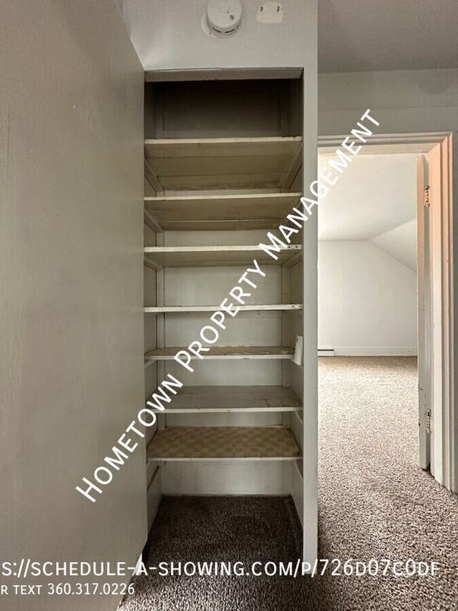 Building Photo - Updated 2 Bdr 1 bath Apt. Tacoma! Availabl...