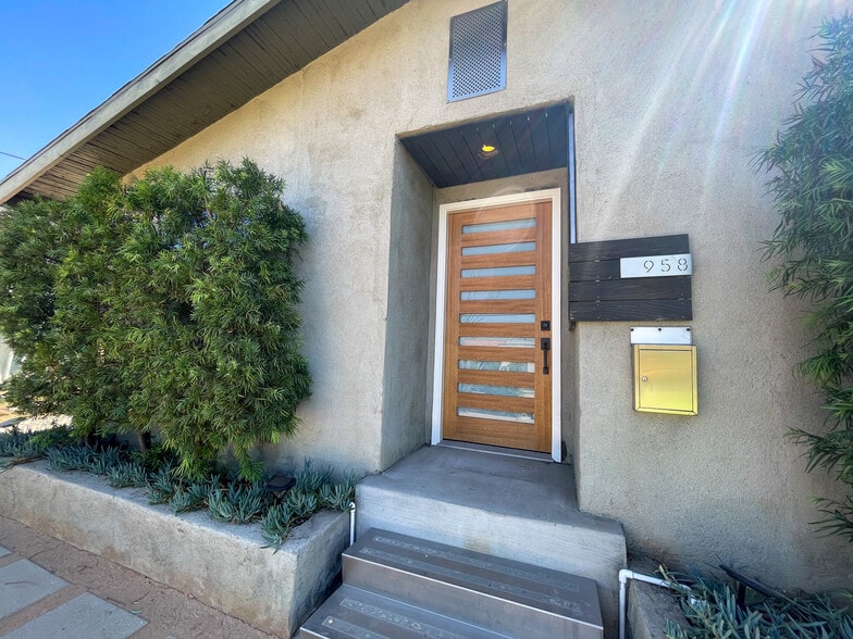 Building Photo - 958 Camulos St