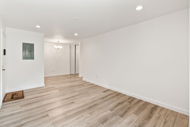 Building Photo - 421 Piccadilly Pl
