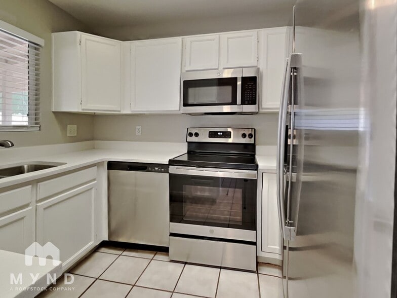 Primary Photo - 11220 N 72nd Dr
