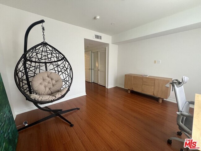 Building Photo - 1000 Granville Ave