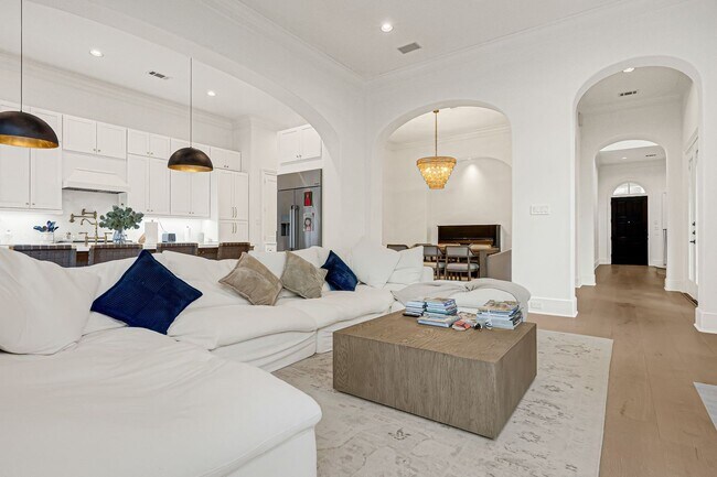 Building Photo - 2706 Tudor Manor