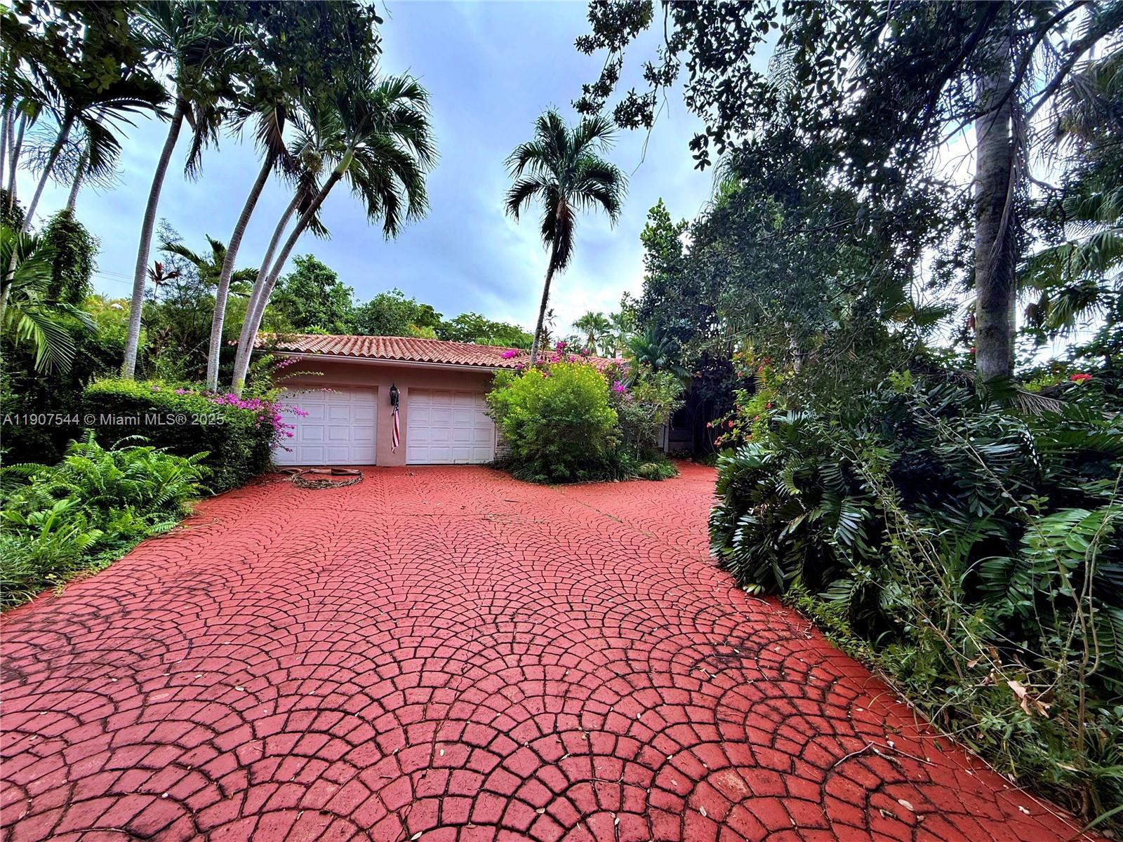 Building Photo - 1915 Country Club Prado