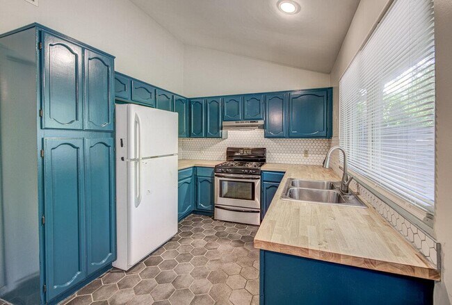 Building Photo - 5508 Pine Pl