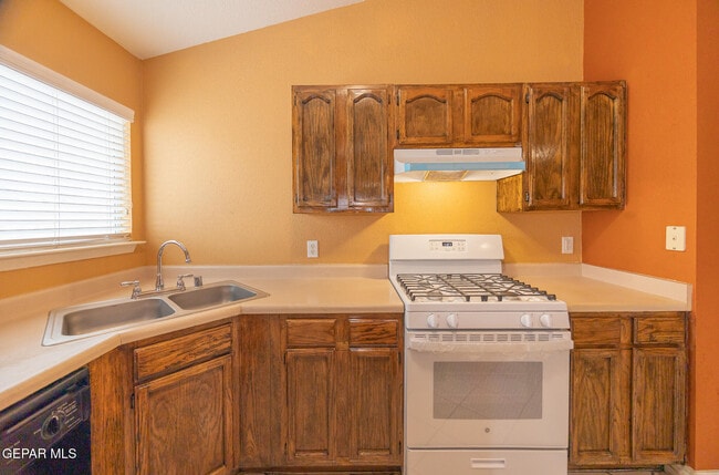 Building Photo - 13771 Paseo Central Ave