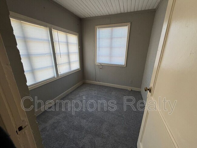 Building Photo - 2802 Pecan St