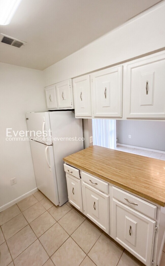 Building Photo - Spacious Town Home with Fenced Yard and Modern Amenities | Pet Friendly | Available Soon!