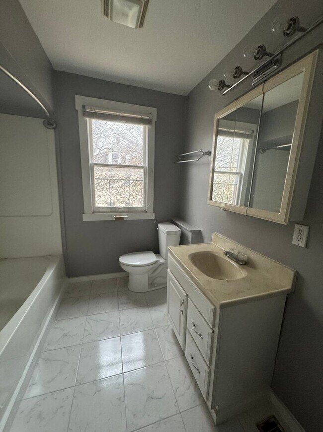 Building Photo - Alexander Props - Reinhard