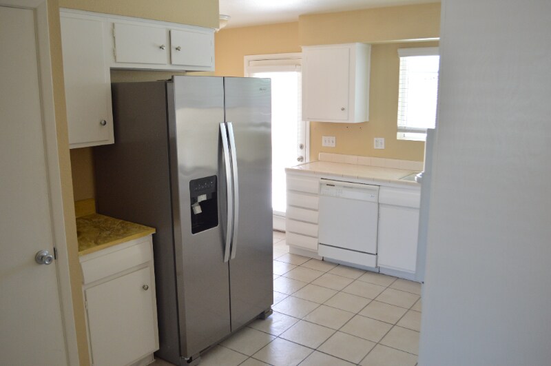 Building Photo - 1653 N Circle Dr