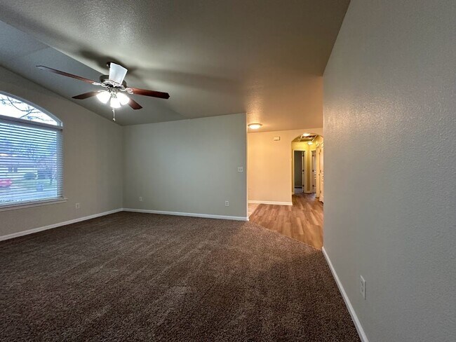 Building Photo - Well maintained home in desirable neighborhood!