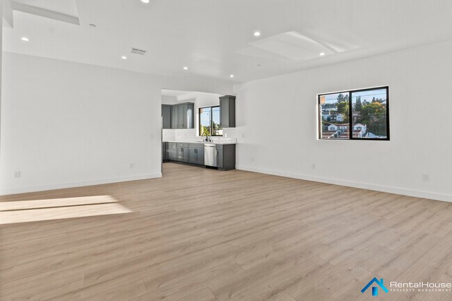 Building Photo - 3005 La Paz Dr