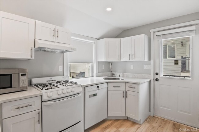 Building Photo - 19 Pine Ln