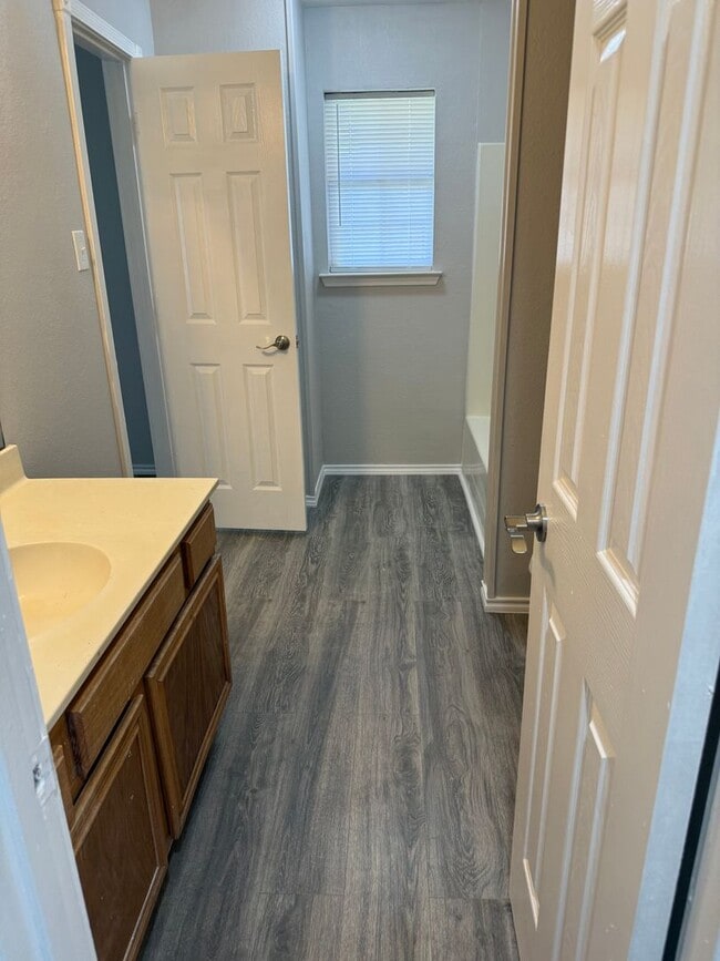 Building Photo - 3 Bedroom 1 Bath Home Available