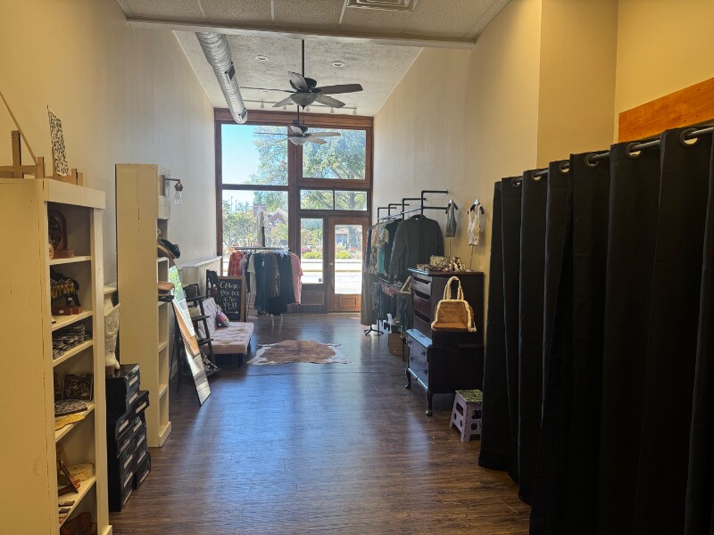 Building Photo - 172 S Maple St