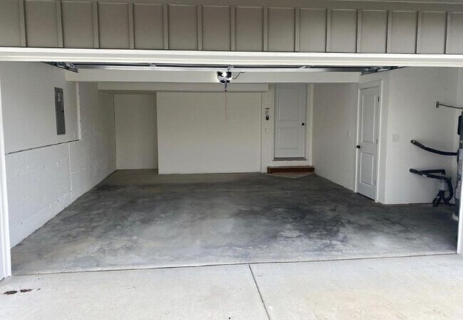 Building Photo - 3 Bed, 2.5 Bath Available in September!