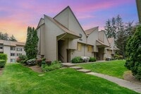 Building Photo - Updated Bellevue Condo in Racquet Club — P...