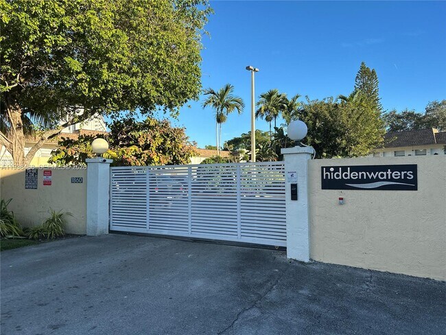 Building Photo - 1860 Venice Park Dr