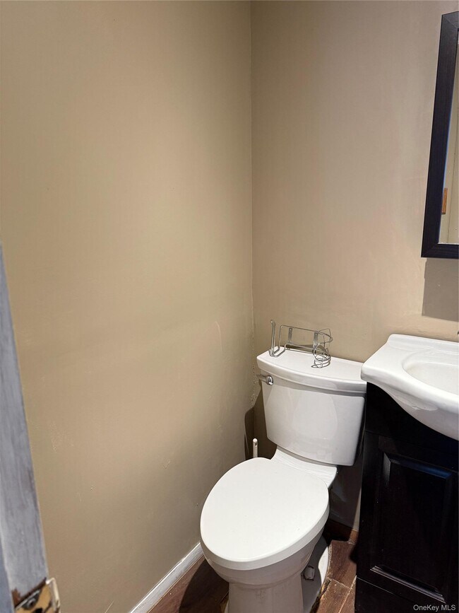 Building Photo - 11 Syosset Cir