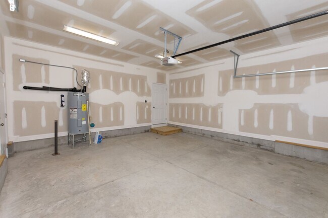 Building Photo - MOVE-IN READY