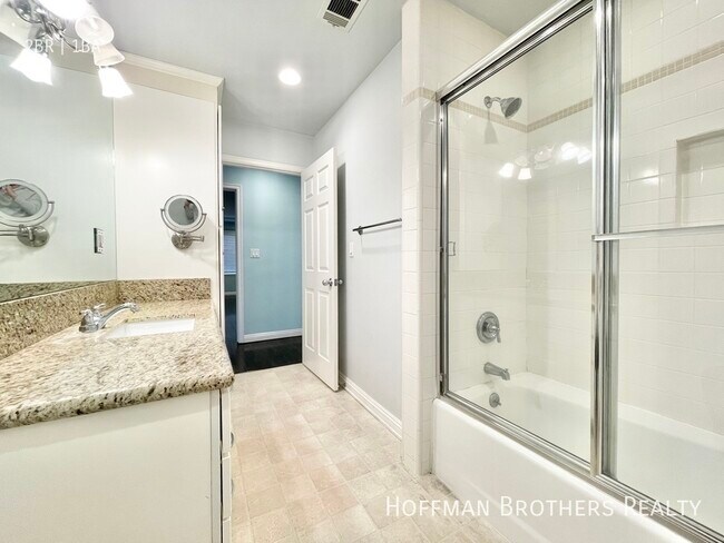 Building Photo - 806 N Las Palmas Ave