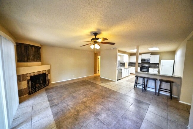 Building Photo - Cozy 3-Bed, 2-Bath with Fireplace in Prime...