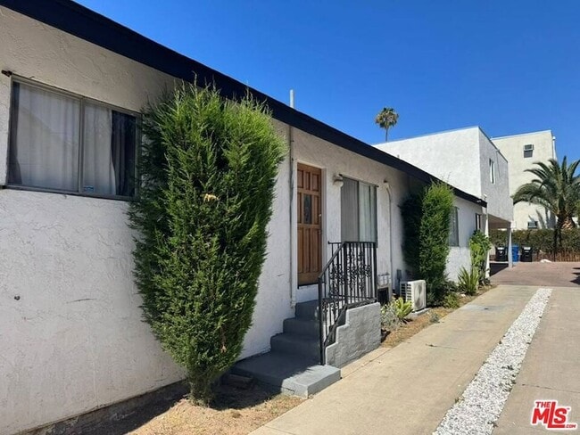Building Photo - 1538 N Mariposa Ave