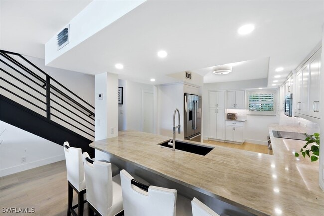 Building Photo - 800 River Point Dr