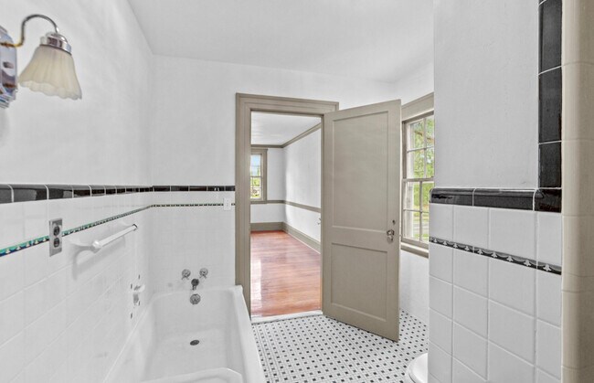 Building Photo - 620 Falls Rd