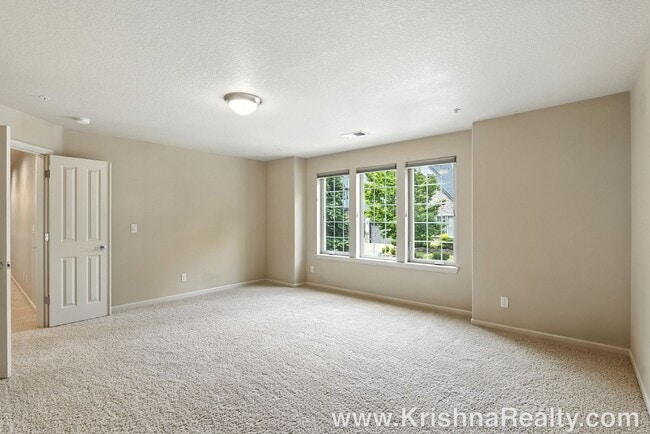 Building Photo - Gorgeous 6 BD* 3 BA* Single Family Home Located In Charming Arbor Meadows In Portland! **Minutes ...