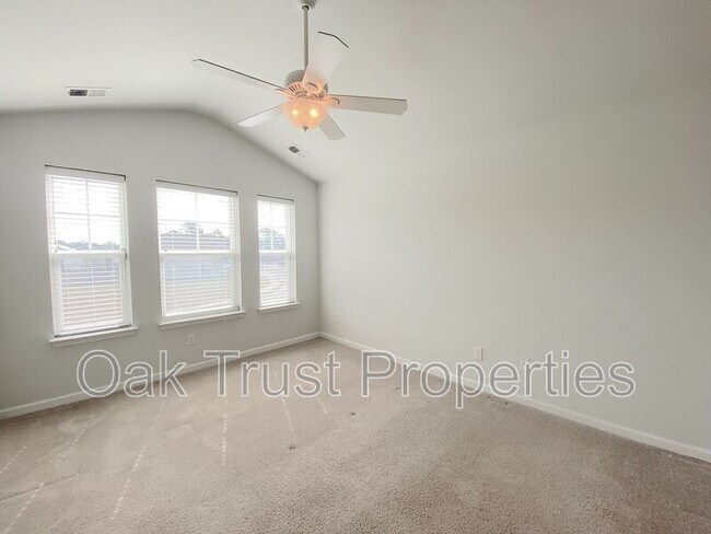 Building Photo - 121 Wild Holly Dr