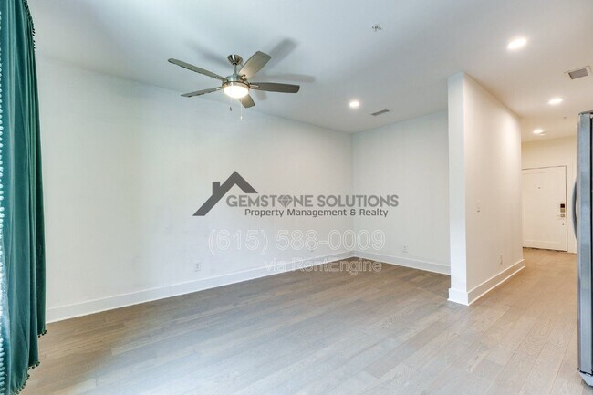 Building Photo - 1041 E Trinity Ln