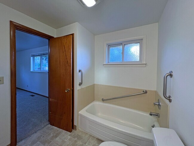 Building Photo - Rental ranch rambler - 3 bed, 2.5 bath, 2 ...