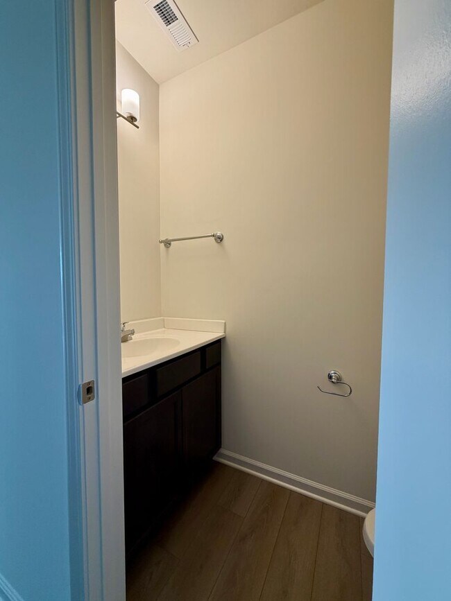 Building Photo - 836 Halford Pl