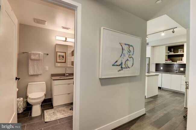 Building Photo - River-View 2BD Luxury Condo with Balcony and Parking!