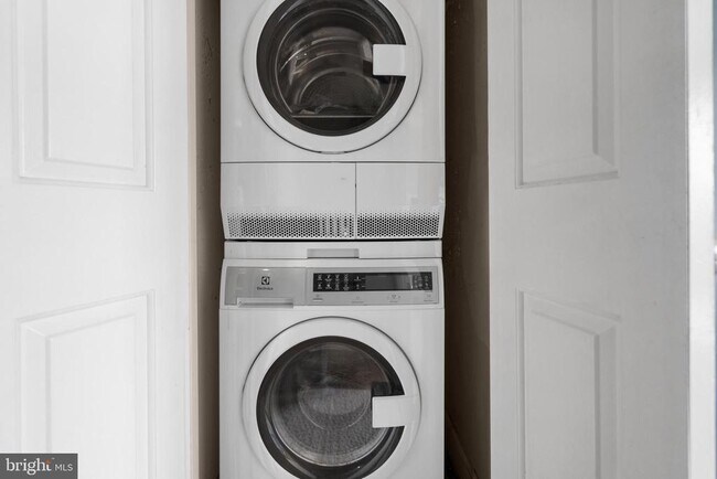 Building Photo - 1080 Wisconsin Ave NW