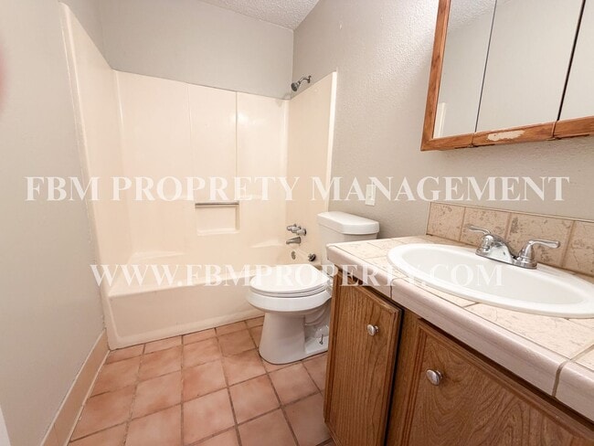 Building Photo - 2541 W Sycamore Ave