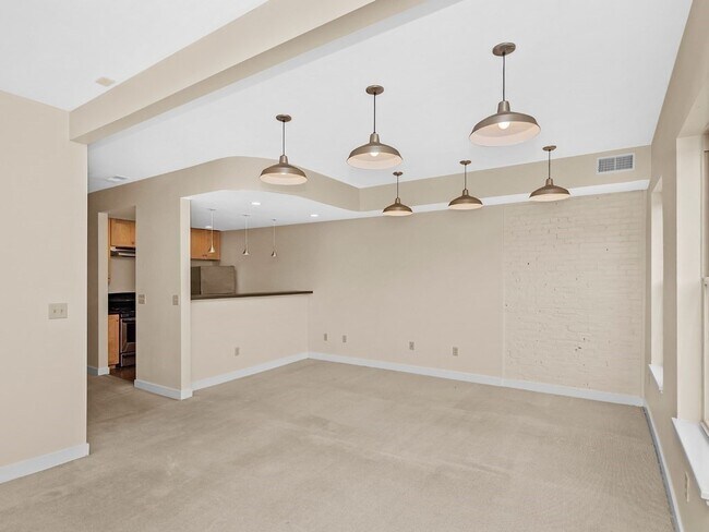 Building Photo - 297 Meridian St