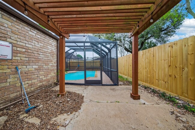 Building Photo - 2130 Round Lake Dr