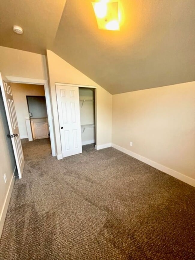 Building Photo - Great home in NE Bend!  New listing!