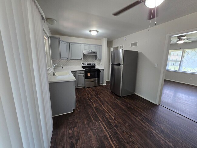 Building Photo - Newly renovated 3 bedroom Move in now