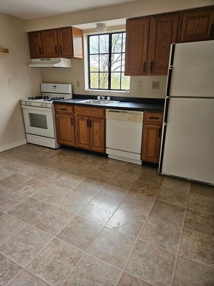 Kitchen - 609 Tingley Ave