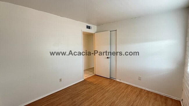 Building Photo - Eastside 3 Bedroom 2 Bath