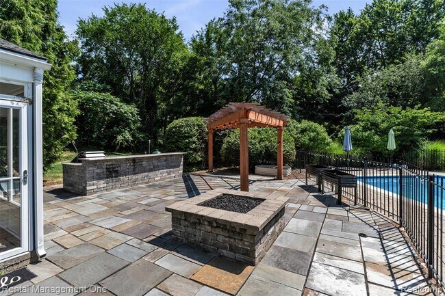 Building Photo - 3015 High Pointe Ct