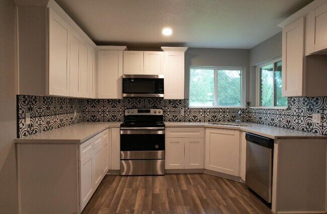 Building Photo - Splendora  Beauty on 2 Acres