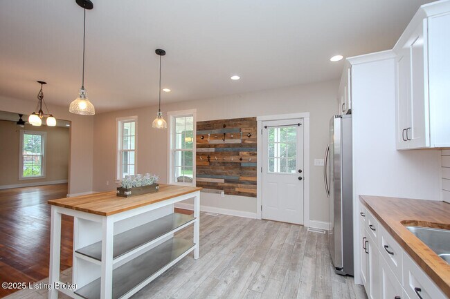 Building Photo - 6209 Applegate Ln