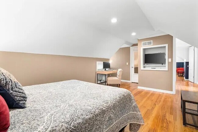 Building Photo - Stunning 3BR 3BA Fully Furnished Home w/ Granite Kitchen + Patio & Fenced Yard in Prairie Village