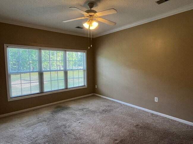Building Photo - 5840 Longwood Dr