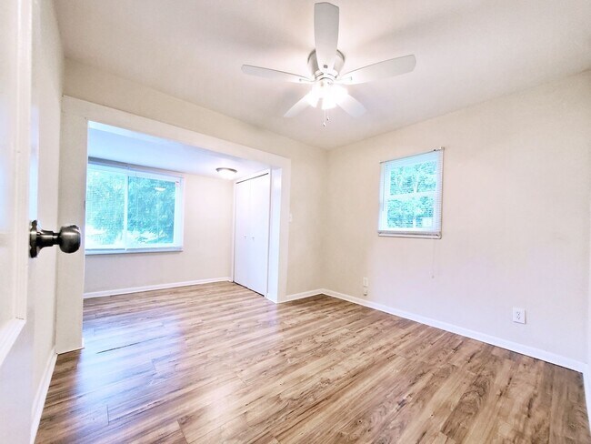 Building Photo - 3 Bed - 1 Bath Colonial for Rent | Complet...